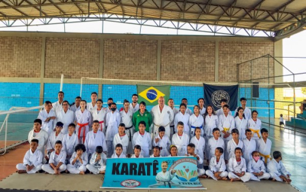 Graduação da Hayashi Brasil com alunos e professores